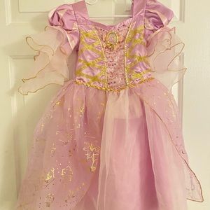 Disney princess Rapunzel dress size 4T great condition ! Beautiful details